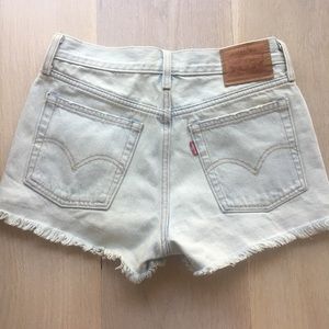 levi’s light washed jean shorts